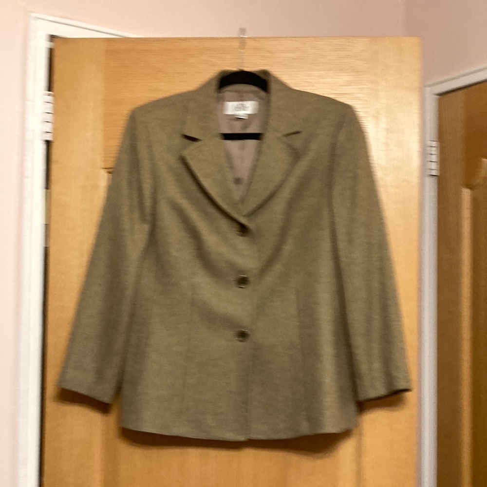 Women Le Suit pantsuits. Size 14. Lined.Made in Vietnam.Very good condition.